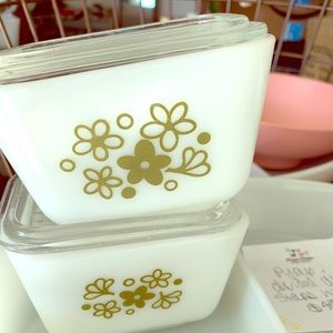 Crazy daisy fridgies with lids. Perfect condition.